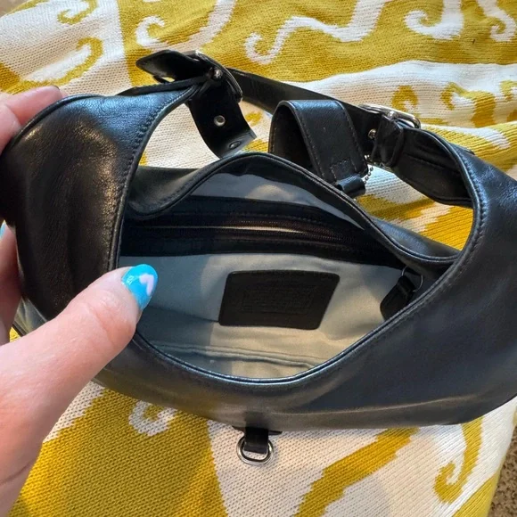 Elegant Black Leather Shoulder Bag - Picture 9 of 9